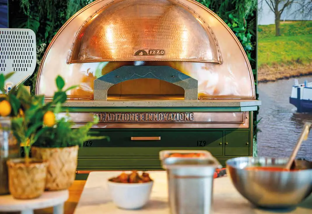 Zielony piec kopułowy Izzo Forni w restauracji