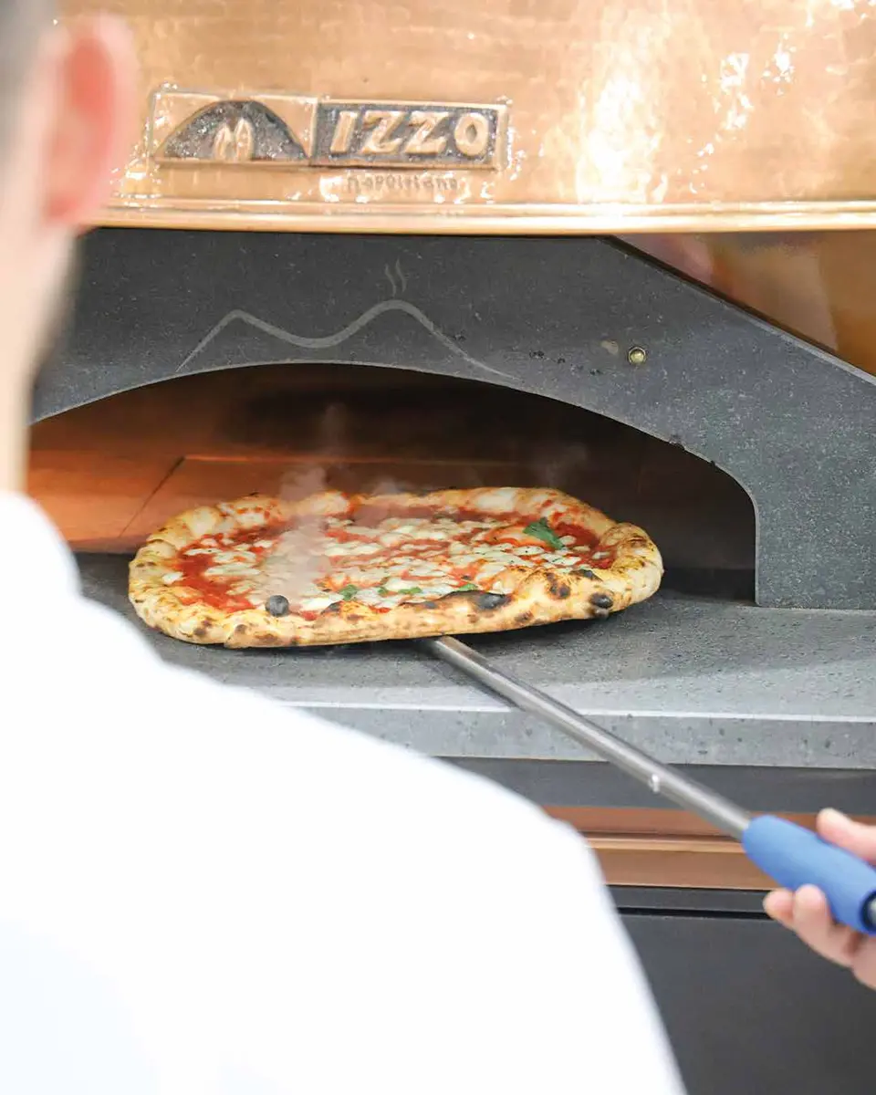 Wypiek pizzy w piecu Izzo Forni