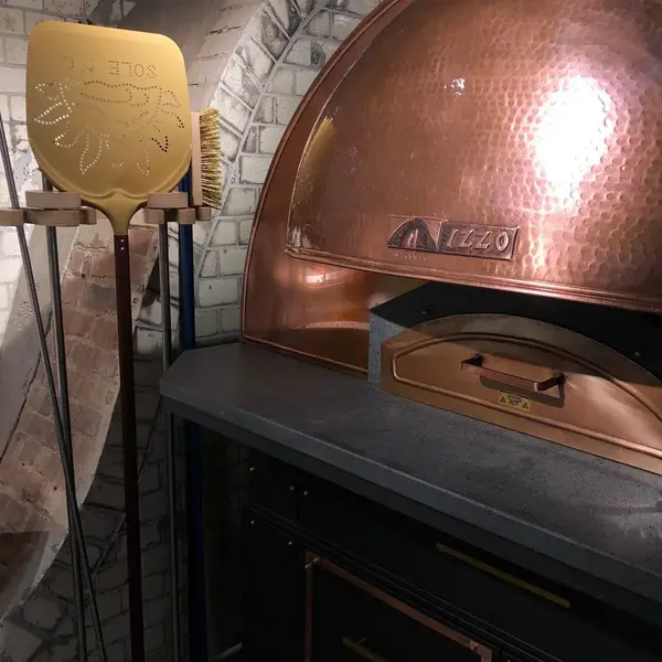 Miedziany piec Izzo Forni w restauracji Oliwa i Ogień we Wrocławiu